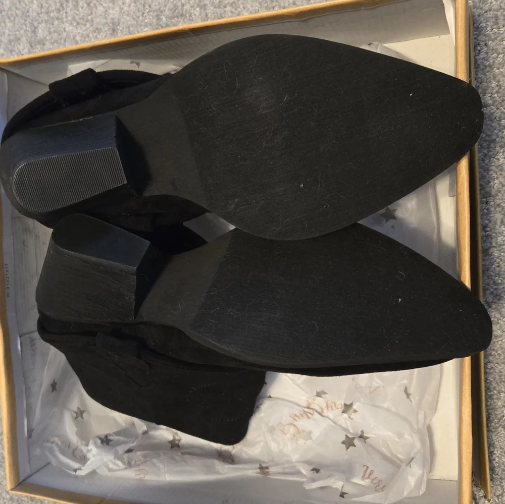 New In Box Very G Saylor Booties Size 8 - Picture 3 of 5